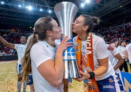 Alicia Flórez (I), con el trofeo de campeonas de Liga Endesa.