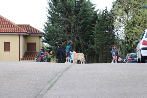 Un grupo de nuños juego en una de las calles de Estrella de Izar.