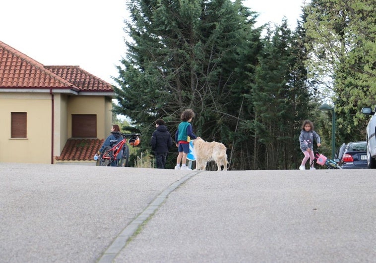 Un grupo de niños juega en una de las calles de Estrella de Izar.