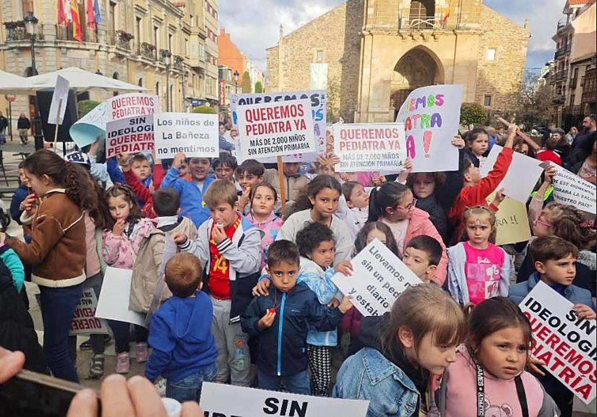 Concentración en La Bañeza reclamando un servicio digno de pediatría.