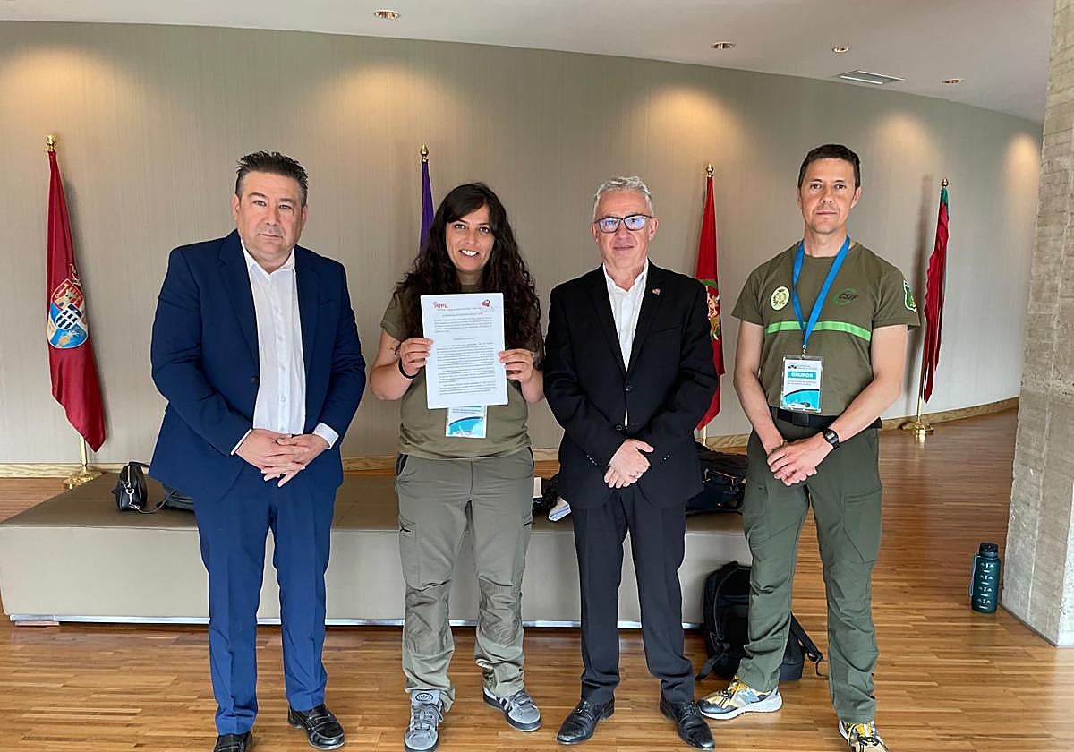 Foto tras la firma de la PNL.