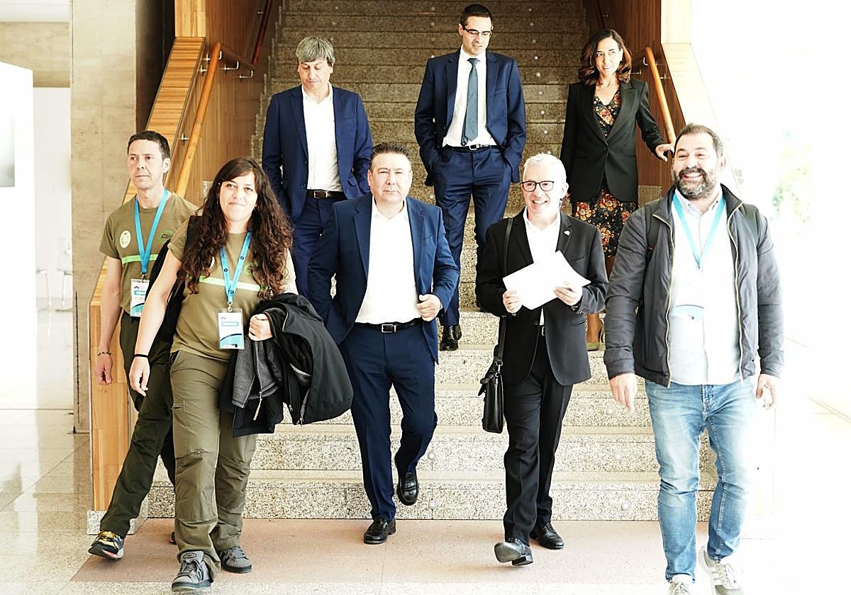 La delegada de Medio Ambiente del sindicato CSIF, Sara Mateos, y los procuradores Ángel Ceña, de Soria Ya, y Luis Mariano Santos, de UPL, registran una proposición de ley sobre el cuerpo de agentes medioambientales.