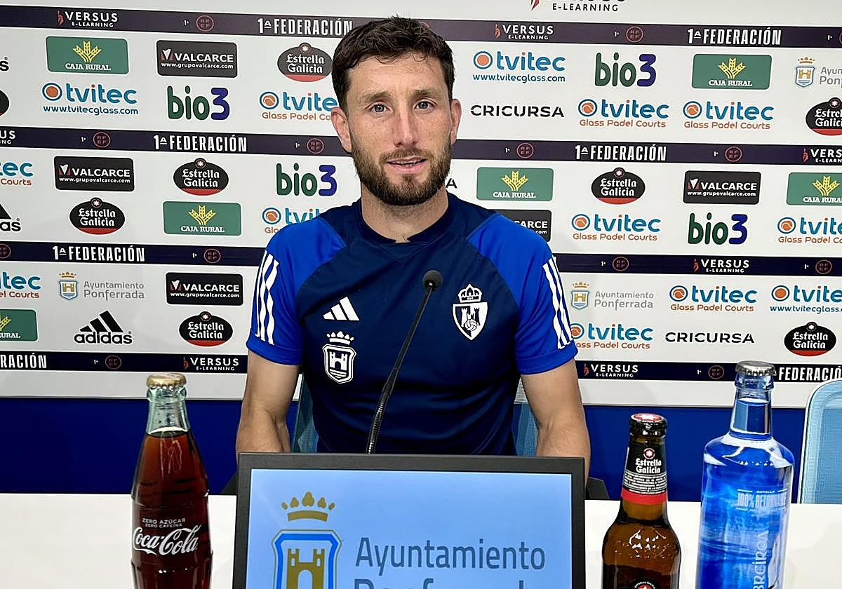Borja Valle, en la sala de prensa de El Toralín.