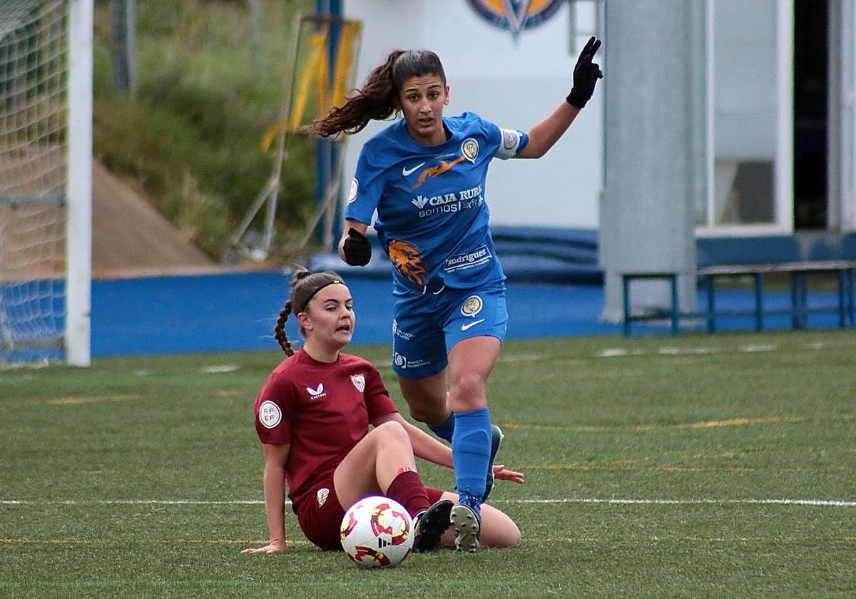 Un lance del encuentro entre el Olímpico y el Sevilla B en León.