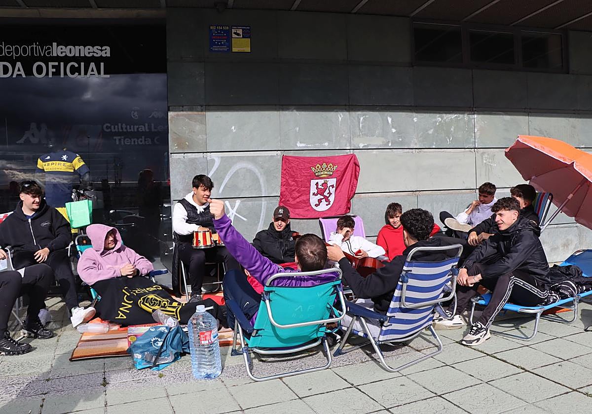 16 horas de espera por unas entradas para el Ponferradina-Cultural