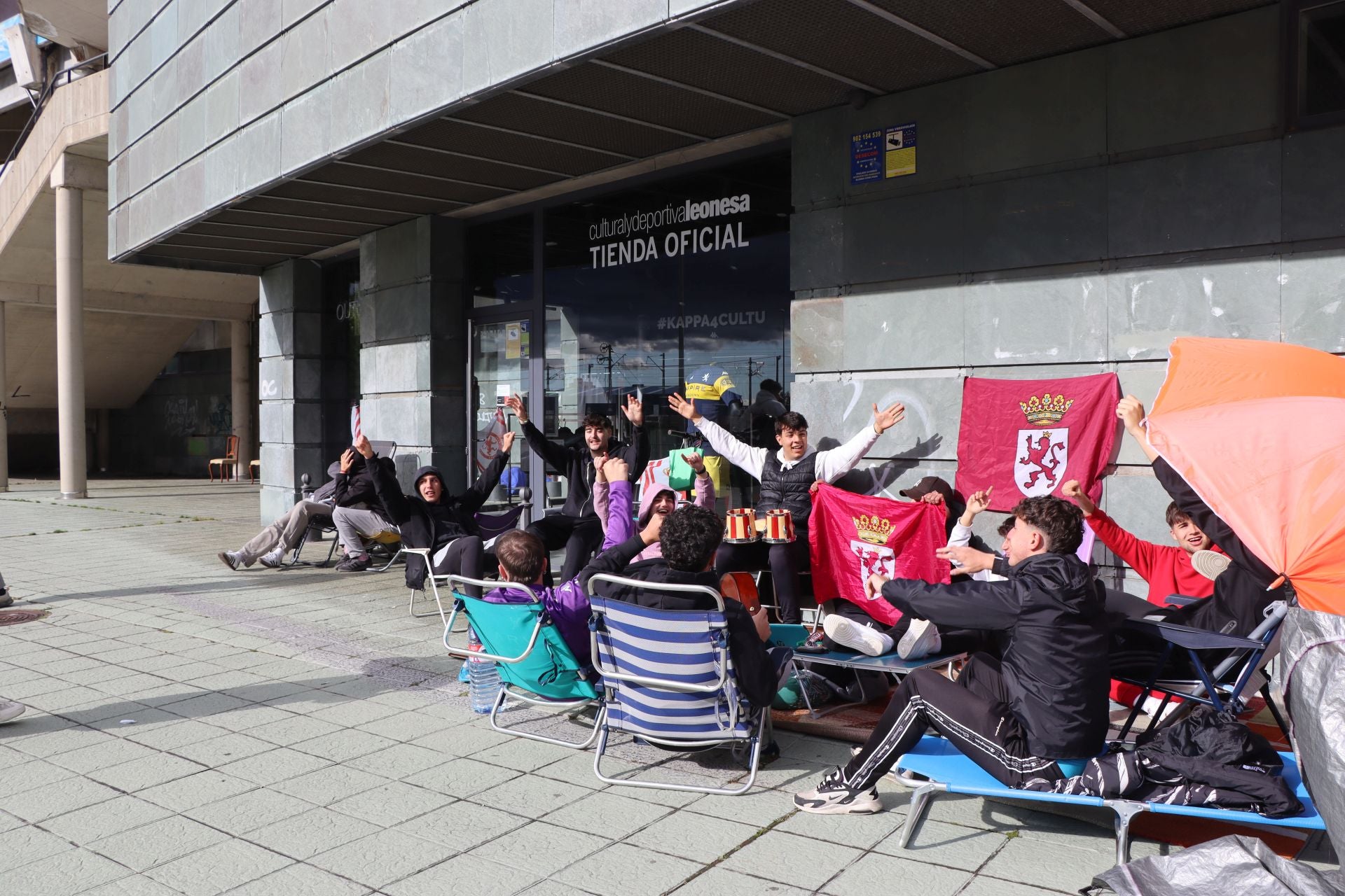 16 horas de espera por unas entradas para el Ponferradina-Cultural