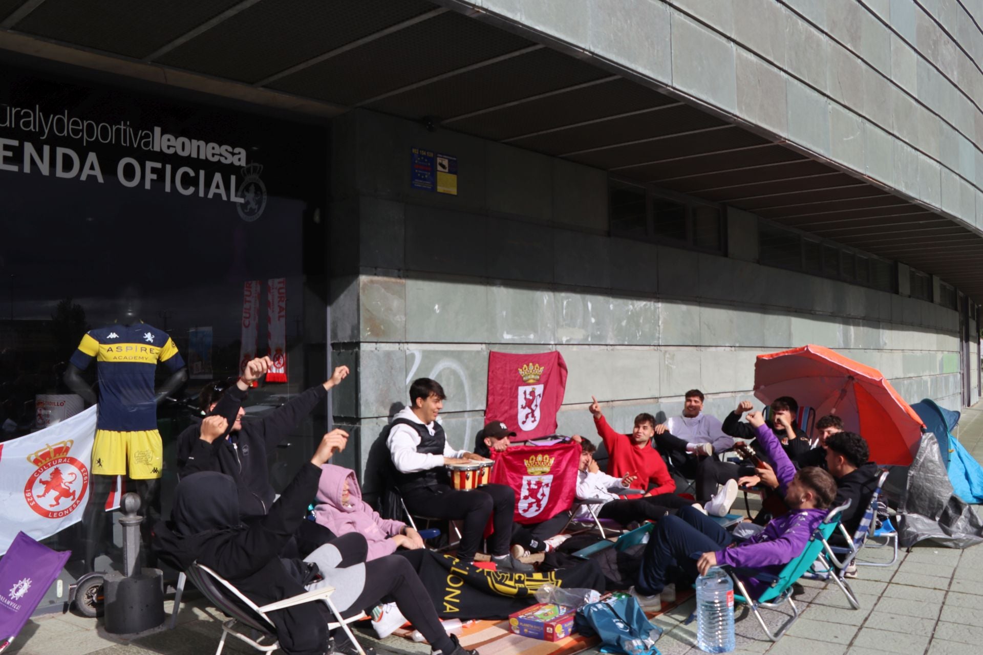 16 horas de espera por unas entradas para el Ponferradina-Cultural