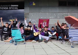 Un grupo de aficionados hace cola para comprar las entradas que no hayan retirado los socios para el Ponferradina-Cultural.