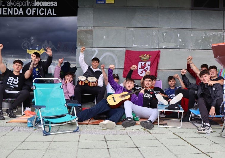 Un grupo de aficionados hace cola para comprar las entradas que no hayan retirado los socios para el Ponferradina-Cultural.