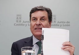 El portavoz de la Junta y consejero de Economía y Hacienda, Carlos Fernández Carriedo, comparece en rueda de prensa posterior a la reunión del Consejo de Gobierno.