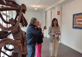 La rectora de la Universidad de León, Nuria González, visita la muestra 'Arte en el Camino'