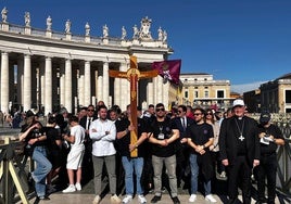 Devotos del Nazareno de León peregrinan a Puerta Santa de la Basílica de San Pedro del Vaticano.