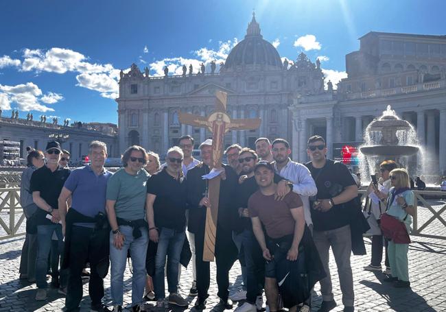 Devotos del Nazareno de León peregrinan a Puerta Santa de la Basílica de San Pedro del Vaticano.