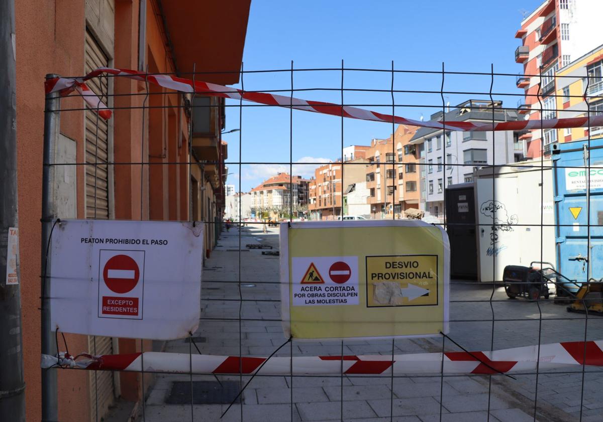 Imagen principal - Vallado en la calle Alfonso el Justiciero impidiendo el paso a peatones y vehículos; la calle Carreras; y un cartel en una de las viviendas con la prohibición de acceso a los garajes.