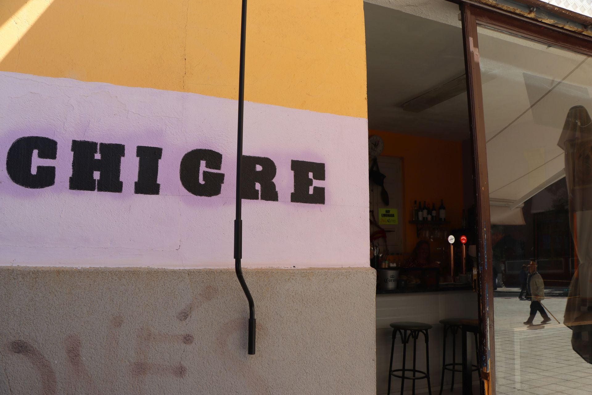 El bar El Chigre, a la espera de que el final de las obras les aporte más clientela.