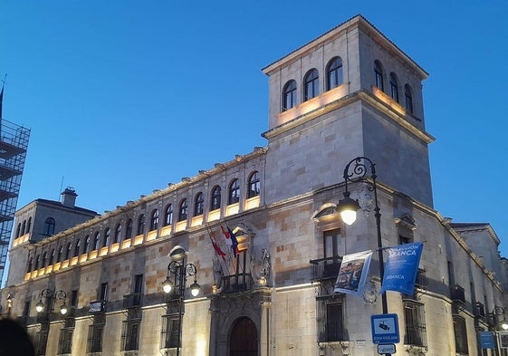 Fachada de la Diputación de León.