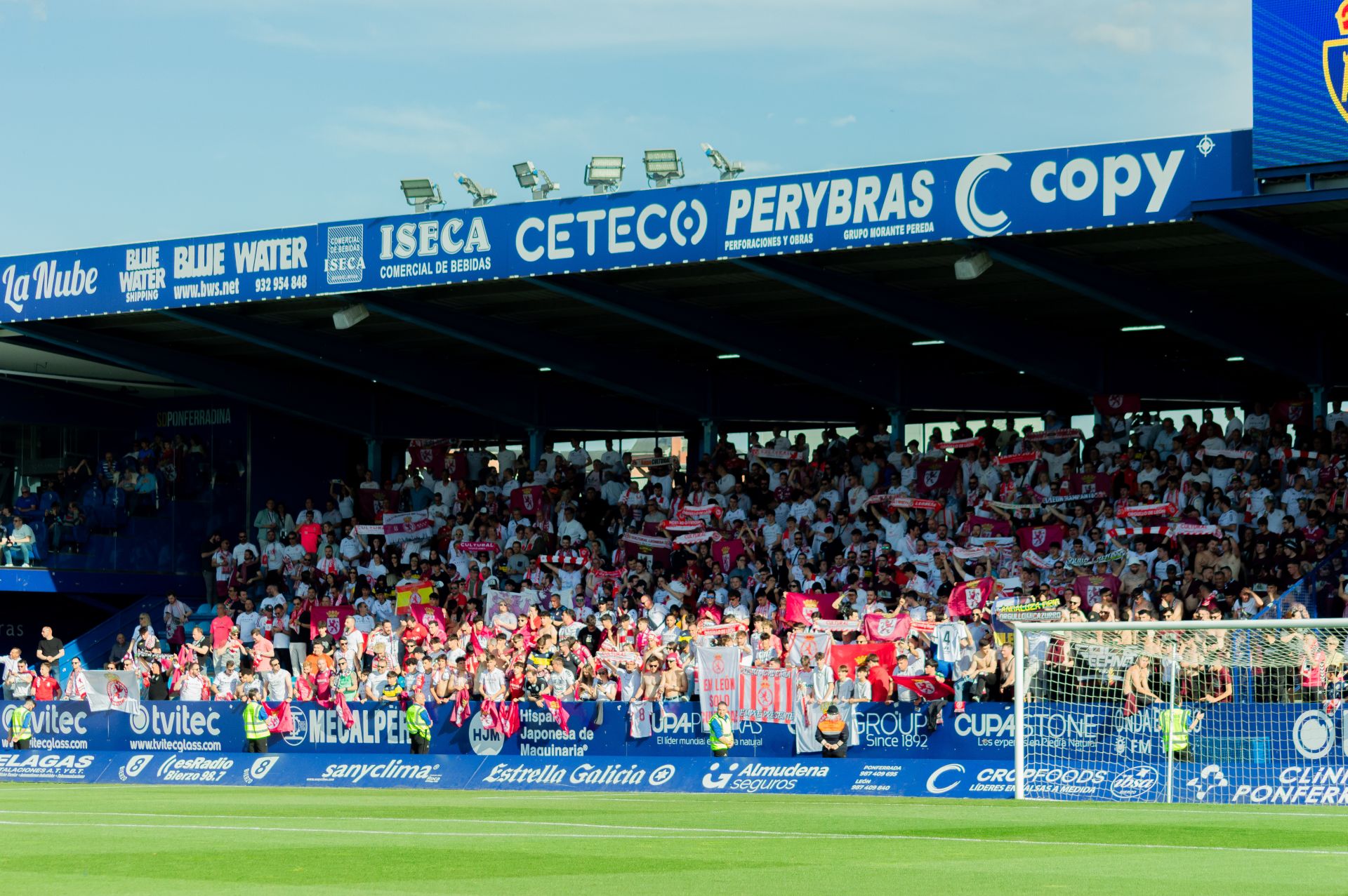 Las mejores imágenes del derbi entre Ponferradina y Cultural