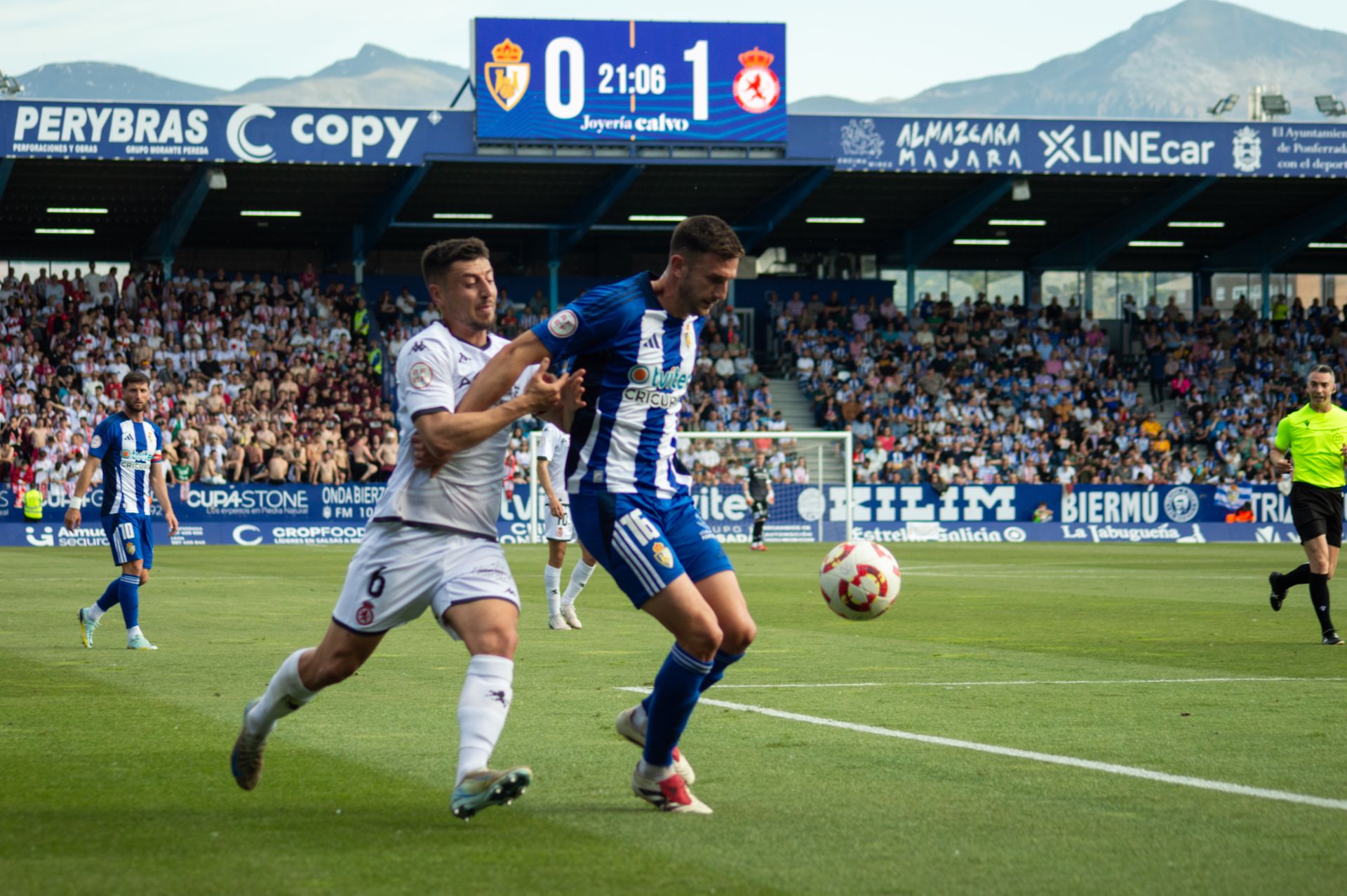 Las mejores imágenes del derbi entre Ponferradina y Cultural