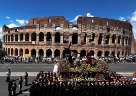 El Nazareno a su paso por el Coliseo romano.