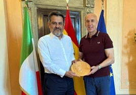 Diez junto al embajador de España en Italia, Miguel Fernández-Palacios.