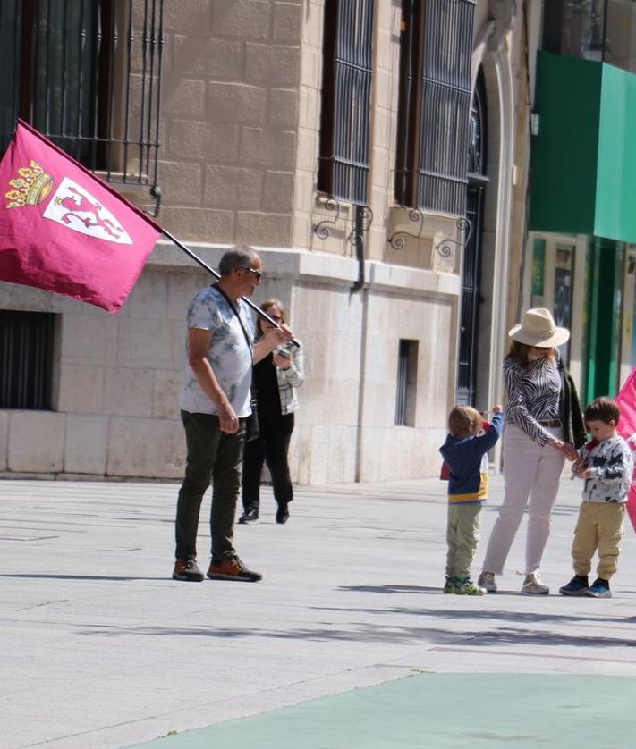 Imagen secundaria 2 - El leonesismo vuelve a salir a la calle y carga contra partidos e instituciones: «Son la ruina perfecta para este territorio»