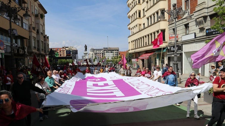 Los leonesistas sosteniendo la pancarta gigante en la que se muestra la palabra Lexit.