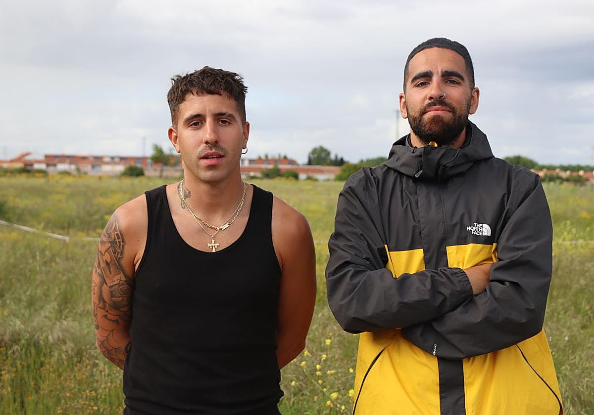 Imagen del artista Enol con su amigo y compañero Dani.