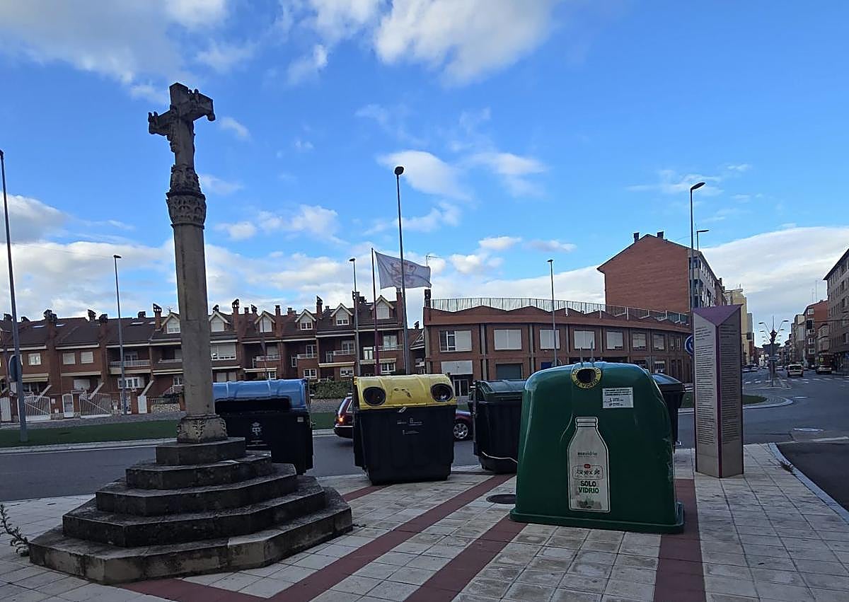 Imagen secundaria 1 - Los contenedores de residuos junto al crucero.