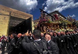 El Nazareno procesiona en Roma.