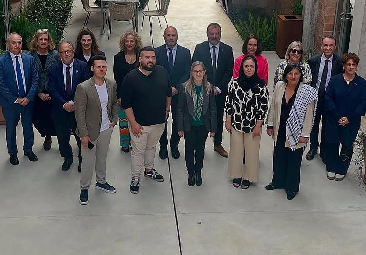 Néstor López recibiendo el premio.