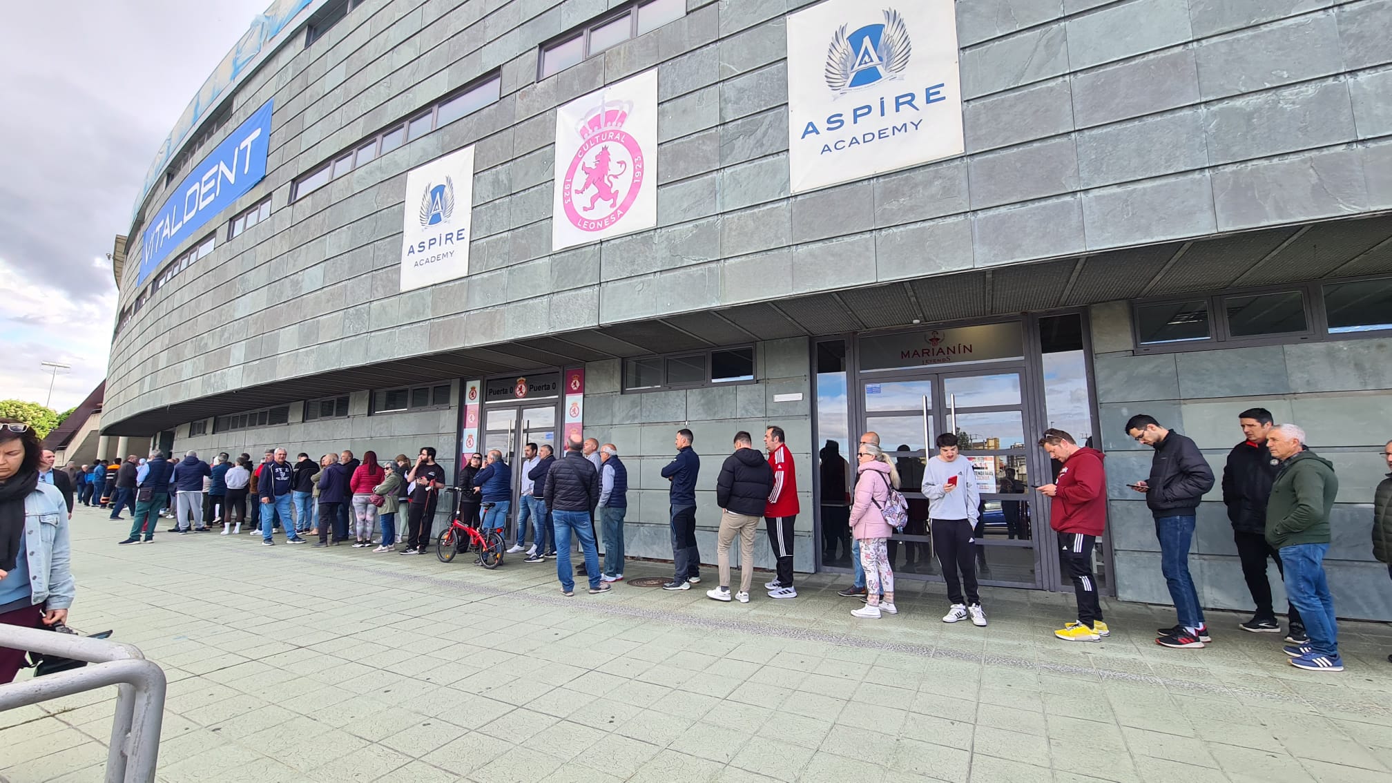 Largas colas en el Reino