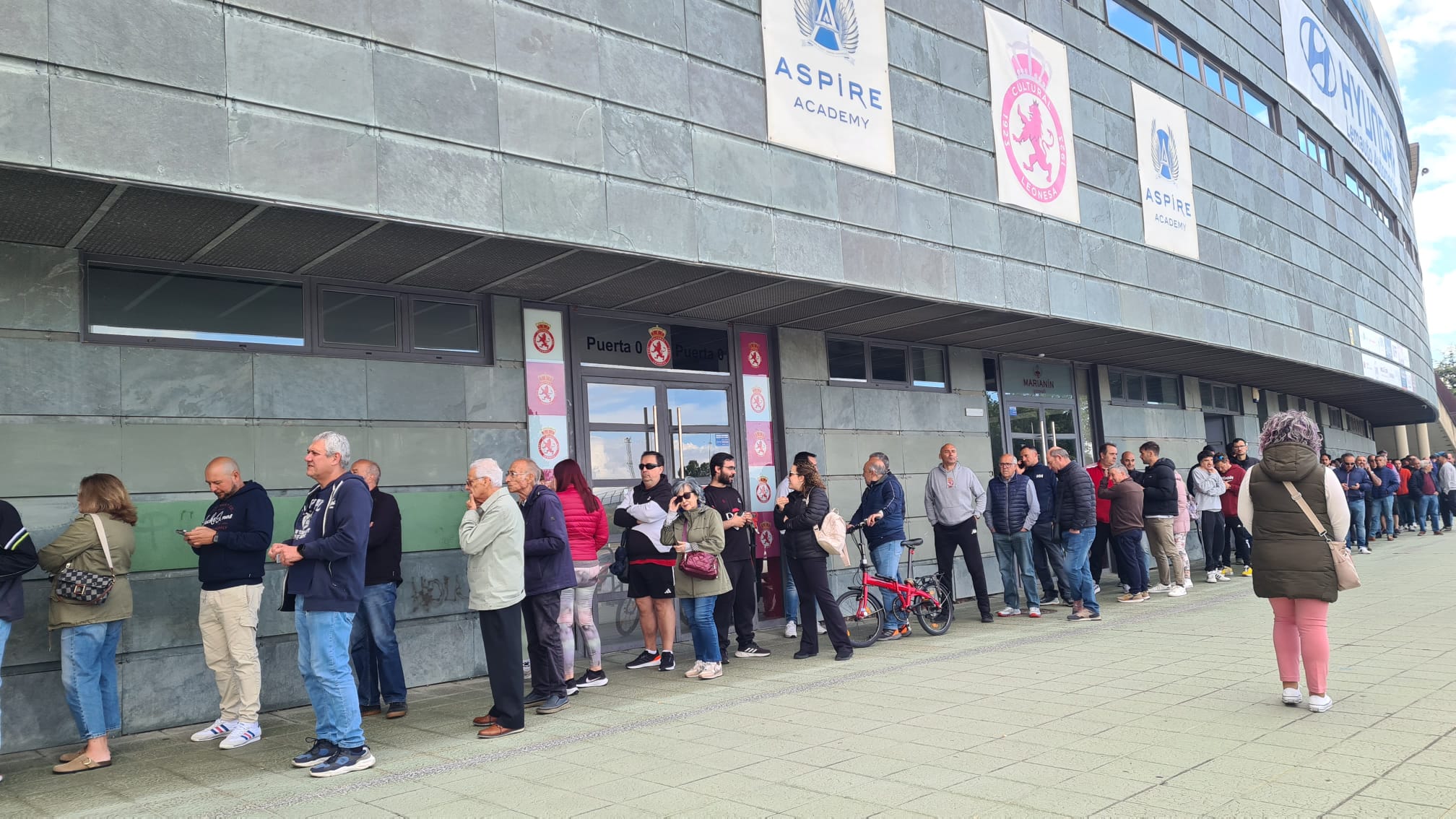 Largas colas en el Reino