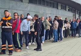 Cientos de personas han hecho cola para comprar entradas en el Reino de León.
