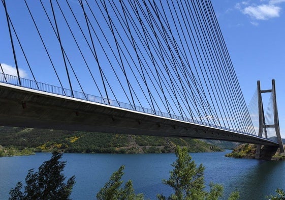 Puente sobre el embalse de Barrios de Luna (León), gestionado por la Confederación Hidrográfica del Duero (CHD)