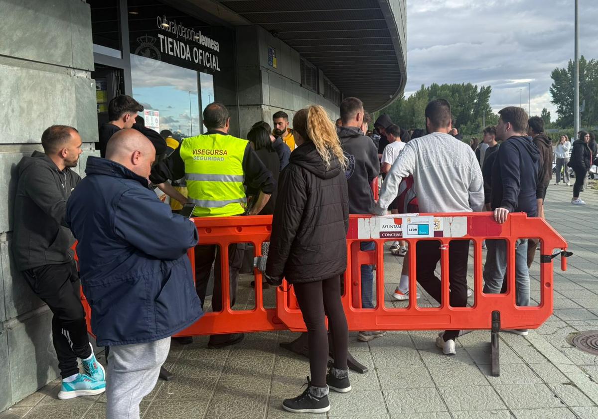 Imagen principal - Siete horas de cola para quedarse sin entrada: «Ha salido gente con 40 y todos sabemos para qué son»