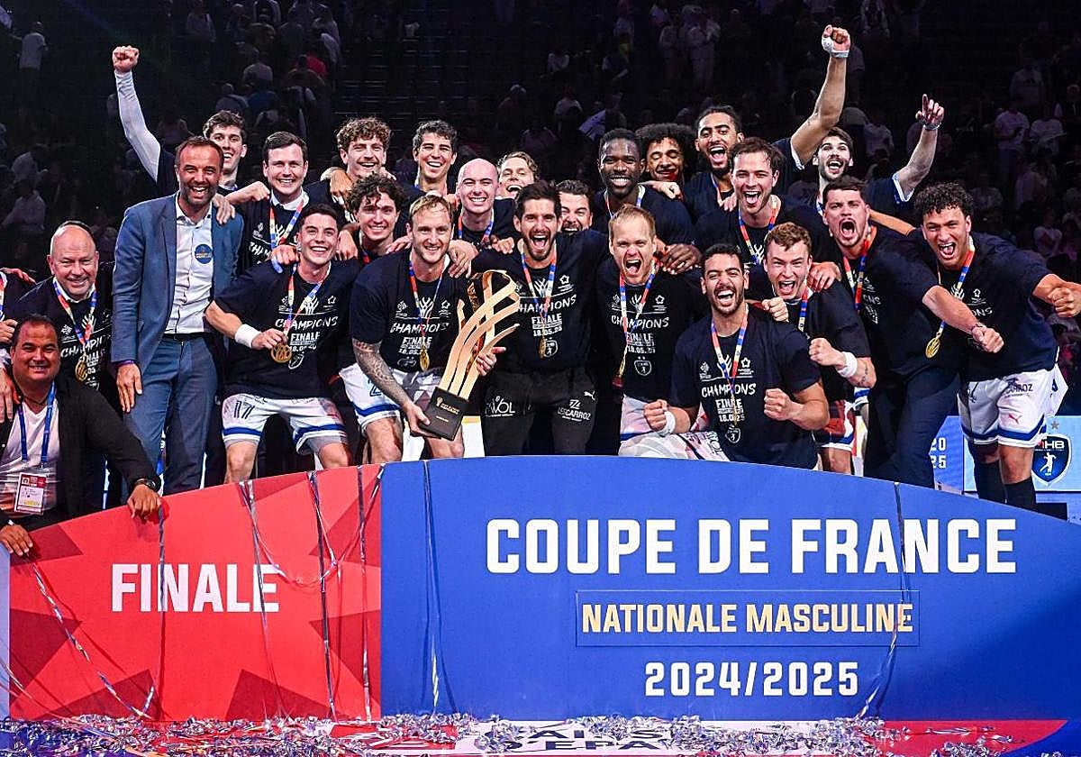 Jaime Fernández, en la fila inferior a la izquierda, celebra el título de Copa de Francia.