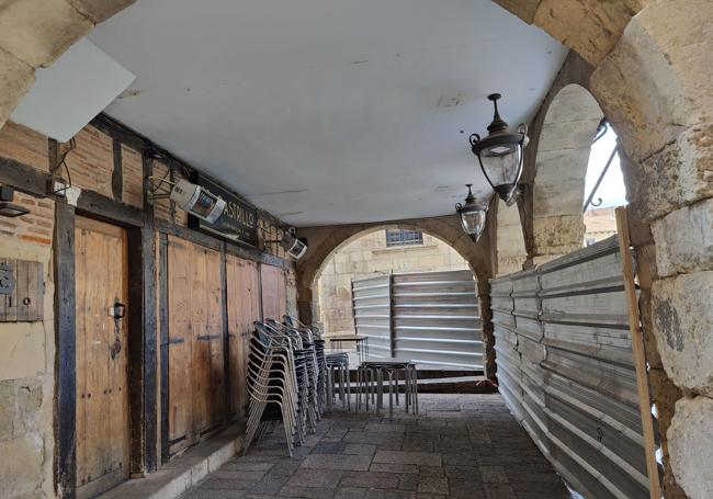 El restaurante Castrillo, rodeado por el vallado de las obras en la Plaza Mayor.