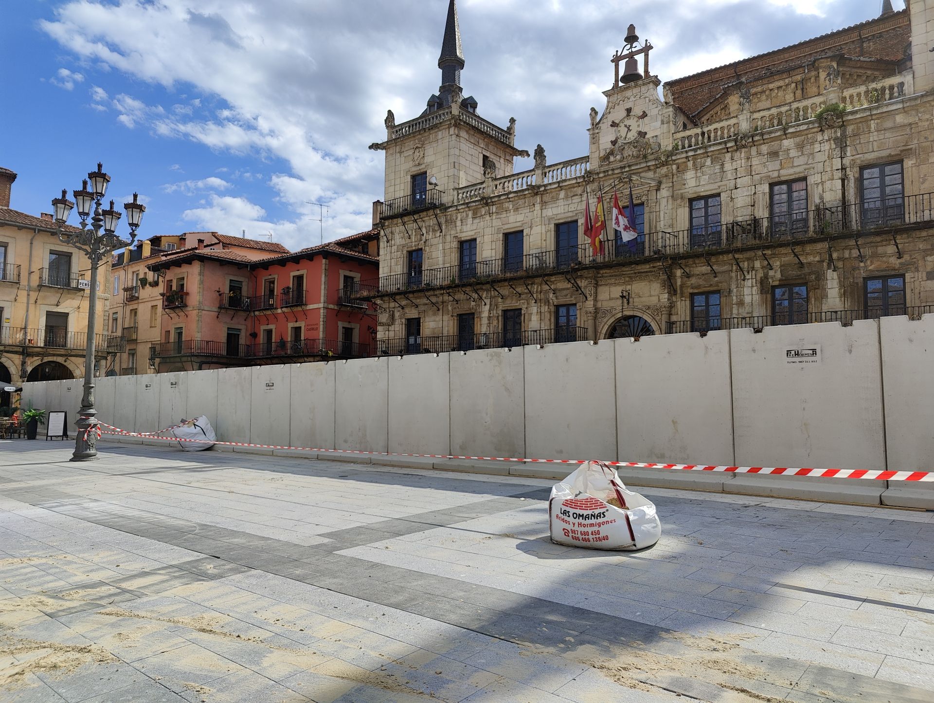 Imagen secundaria 2 - El muro de hormigón que divide la Plaza Mayor de León desde esta semana.