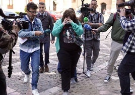 La acusada llegando a la primera sesión del juicio.