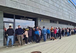 Colas durante la jornada del lunes para conseguir entradas para el Cultural-Andorra.