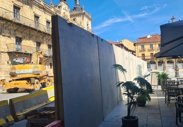 Un muro de hormigón y locales arrinconados para las obras de la Plaza Mayor