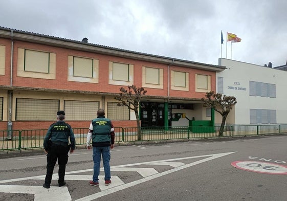 La Guardia Civil a las puertas del C.E.O. Camino de Santiago en La Virgen del Camino.