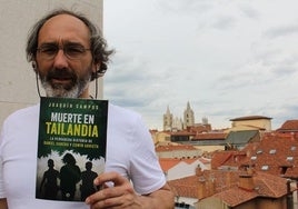 Joaquín Campos posa con un ejemplar de 'Muerte en Tailandia' con la catedral de León de fondo.