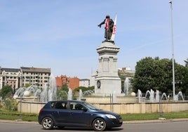 La céntrica plaza de León y la estatuta de Guzmán el Bueno ya lucen los colores de la Cultural para apoyar al equipo de cara a lograr el ascenso a Segunda