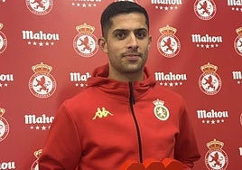 Bicho posa con el premio de mejor jugador de abril.