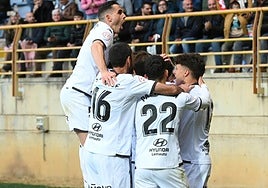 Los jugadores de la Cultural celebran un gol.