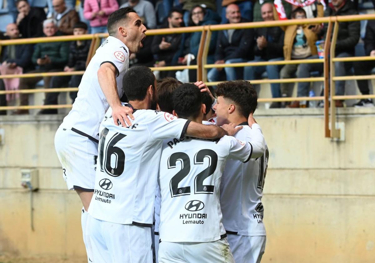 Los jugadores de la Cultural celebran un gol.