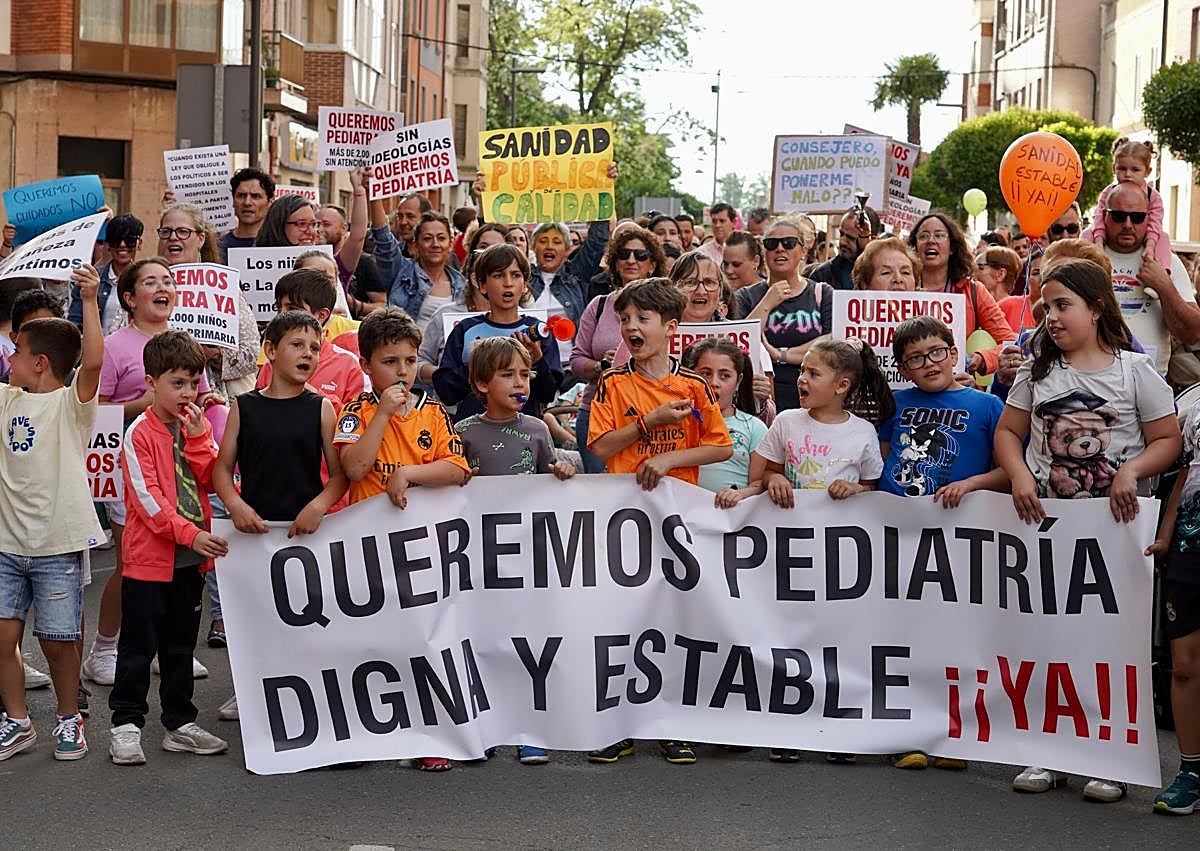Imagen secundaria 1 - Más de mil personas se concentran en La Bañeza por su servicio de pediatría