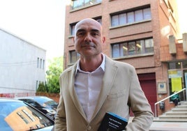 Sergio Fernández Salvador posa frente a la Biblioteca Pública de León con un ejemplar de 'El cielo sin caminos'.