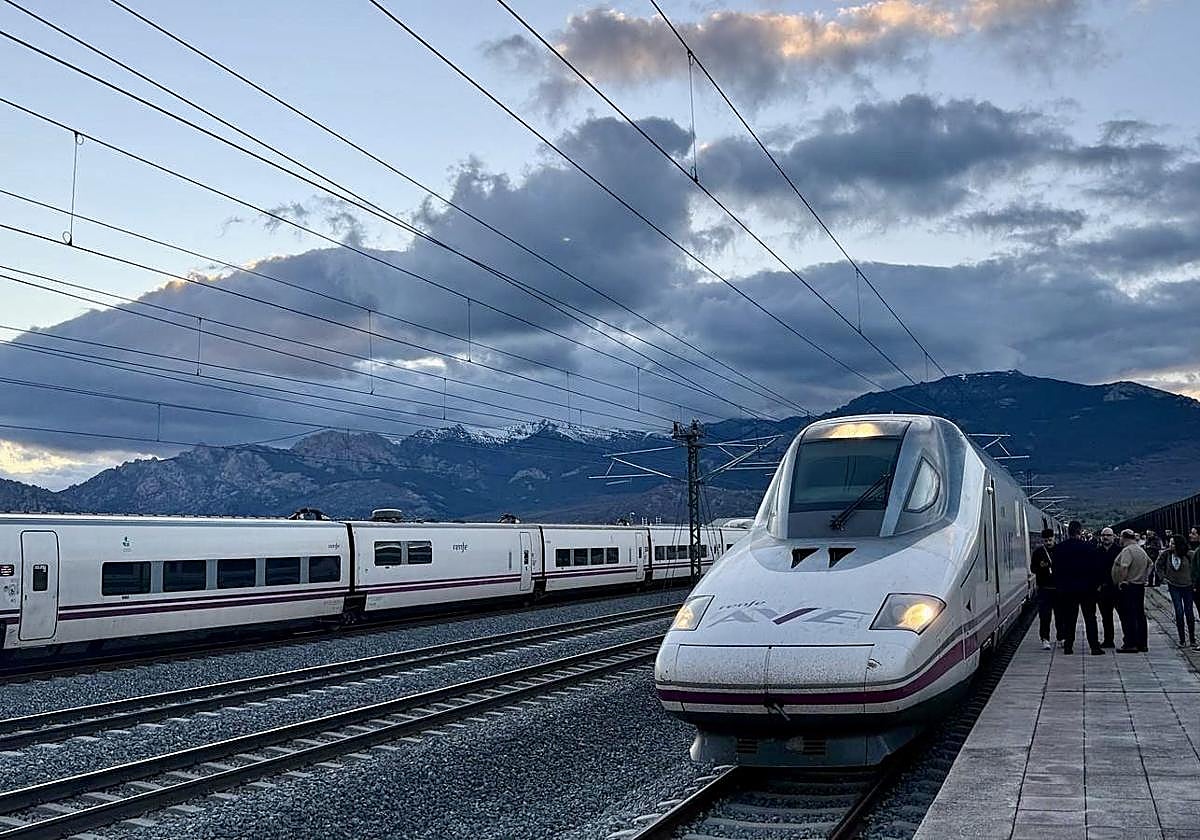 Tren de alta velocidad en la estación de Segovia.